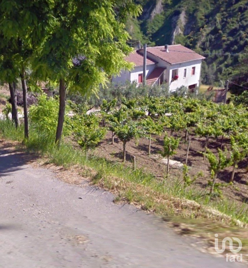 Casa indipendente 11 locali di 545 m² in Notaresco (64024)