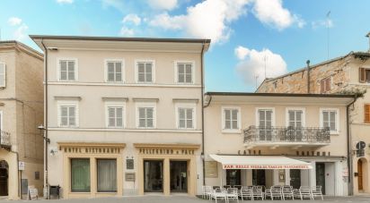 Hotel-ristorante di 1.820 m² in Loreto (60025)