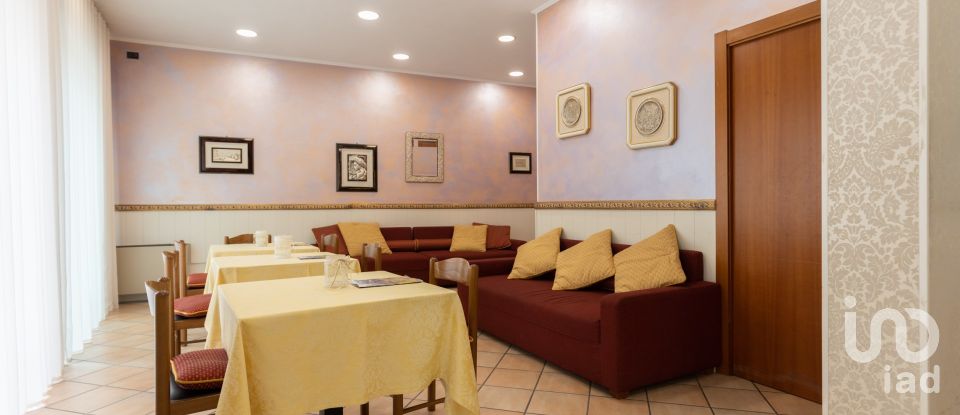 Hotel-restaurant of 1,820 m² in Loreto (60025)