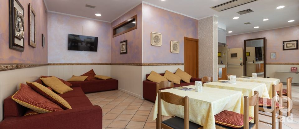 Hotel-restaurant of 1,820 m² in Loreto (60025)