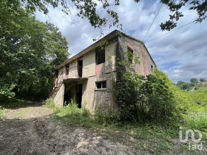 Townhouse 10 rooms of 200 m² in Montegiorgio (63833)