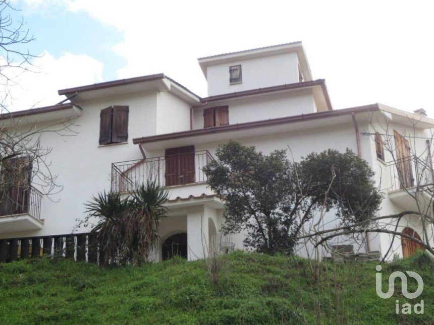 Villa 6 locali di 300 m² in Vicovaro (00029)