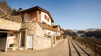 Casa indipendente 11 locali di 160 m² in Ferrara di Monte Baldo (37020)