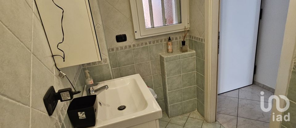 Hotel 2 rooms of 65 m² in Torino (10152)