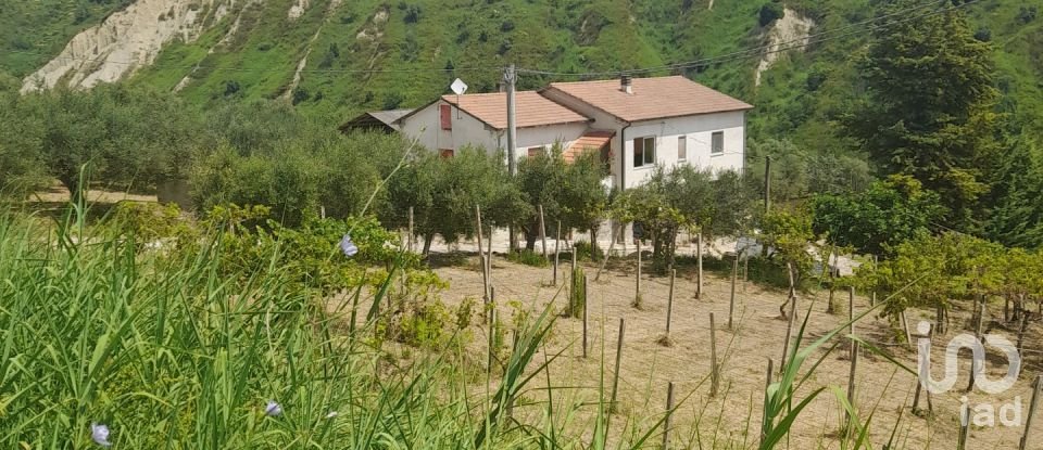 Town house 11 rooms of 545 m² in Notaresco (64024)