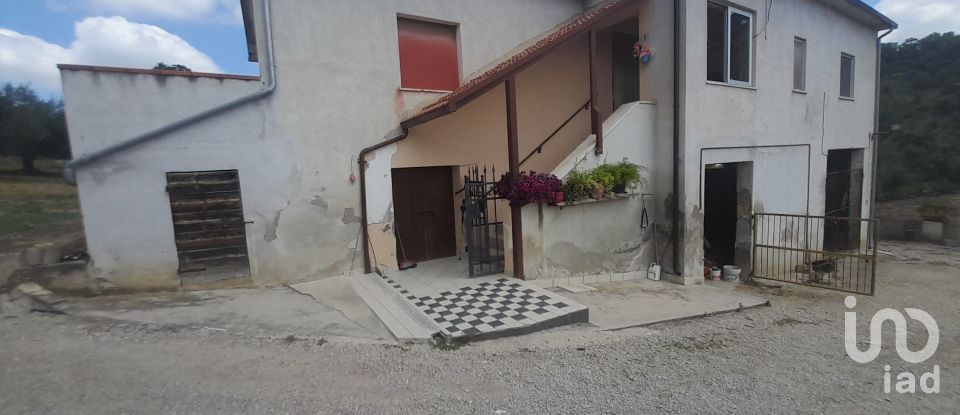 Town house 11 rooms of 545 m² in Notaresco (64024)