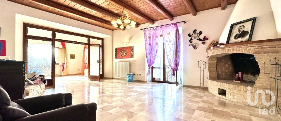 Casa indipendente 11 locali di 335 m² in Potenza Picena (62018)