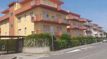 Block of flats 6 rooms of 80 m² in Silvi (64028)