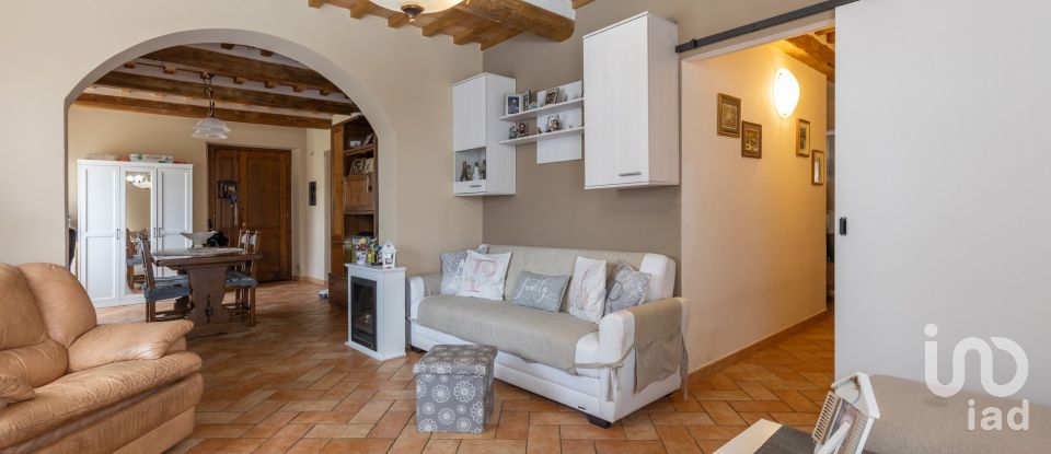 Rustico 8 locali di 355 m² in Camerino (62032)