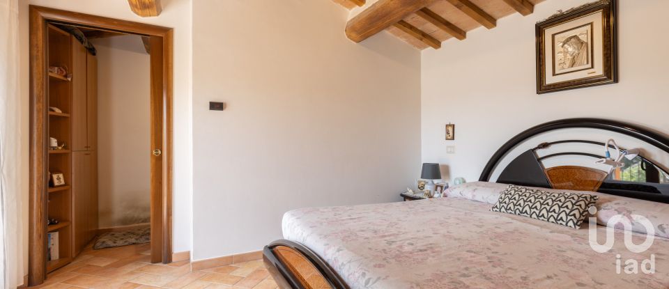 Rustico 8 locali di 355 m² in Camerino (62032)
