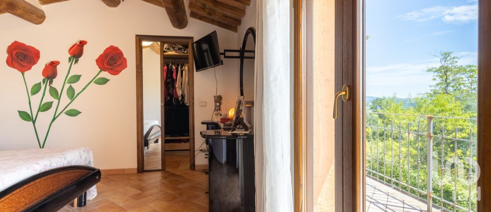 Rustico 8 locali di 355 m² in Camerino (62032)