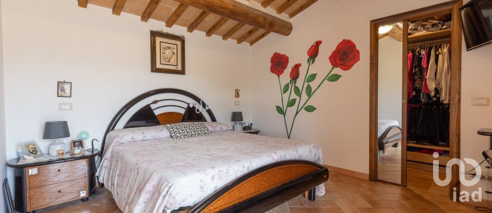 Rustico 8 locali di 355 m² in Camerino (62032)