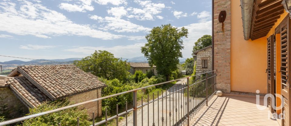 Rustico 8 locali di 355 m² in Camerino (62032)