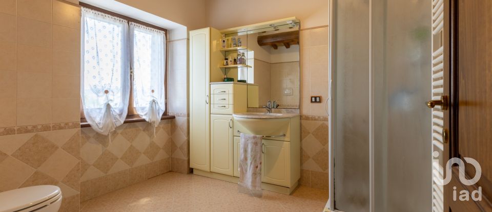 Rustico 8 locali di 355 m² in Camerino (62032)
