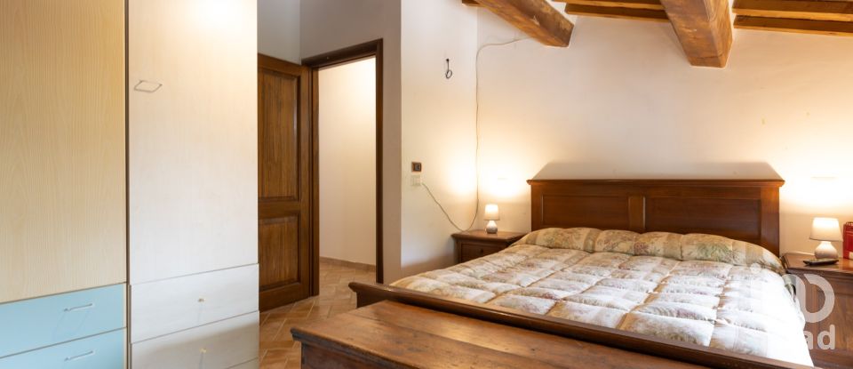 Rustico 8 locali di 355 m² in Camerino (62032)