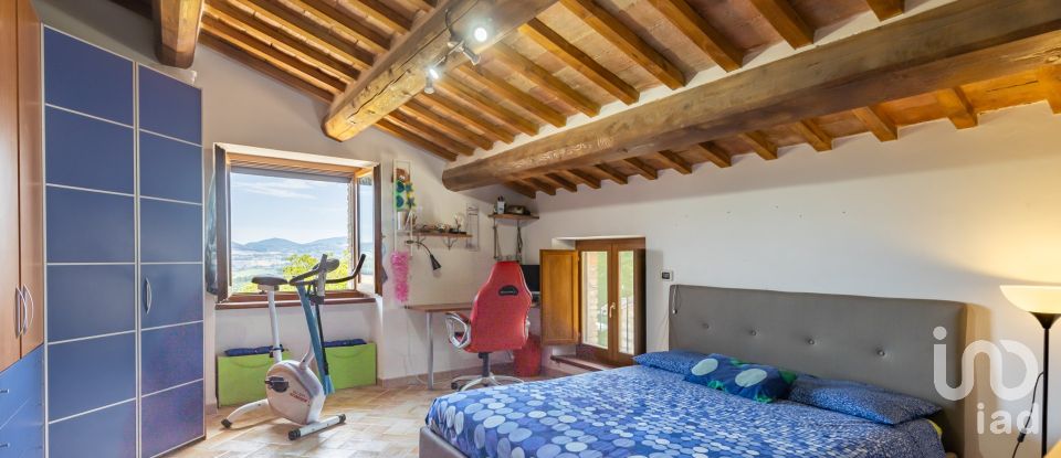 Rustico 8 locali di 355 m² in Camerino (62032)