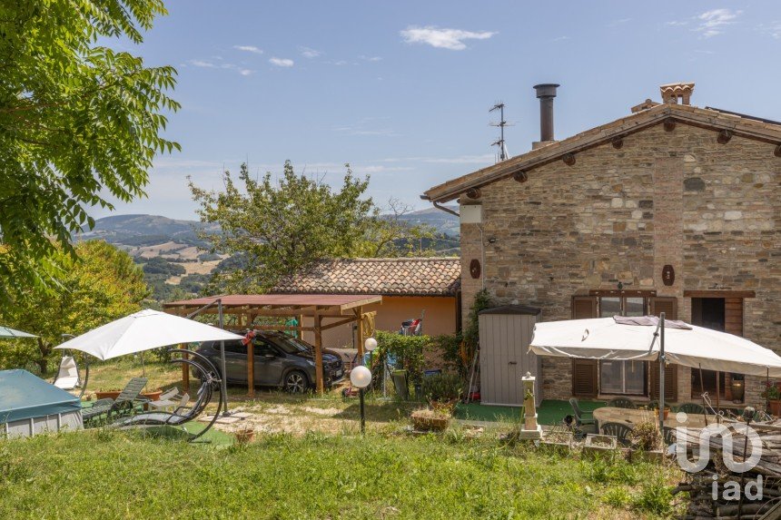 Rustico 8 locali di 355 m² in Camerino (62032)