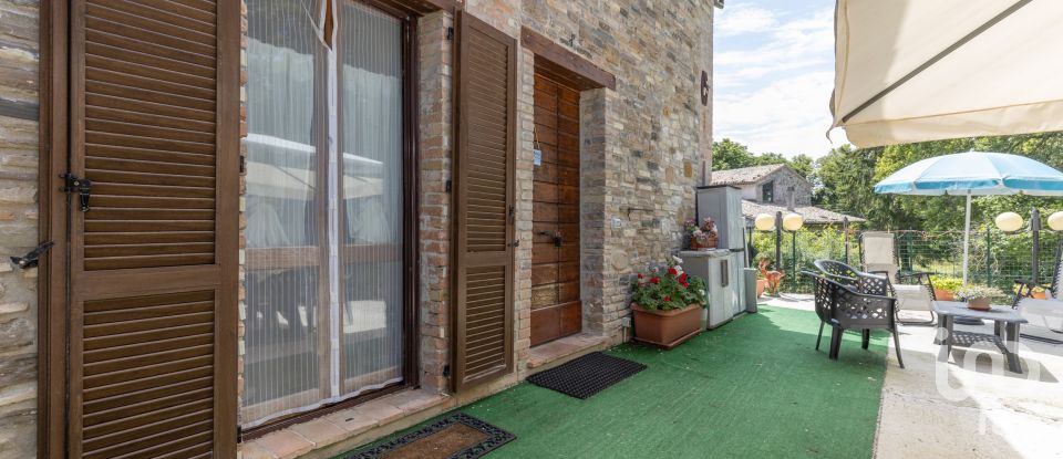 Rustico 8 locali di 355 m² in Camerino (62032)