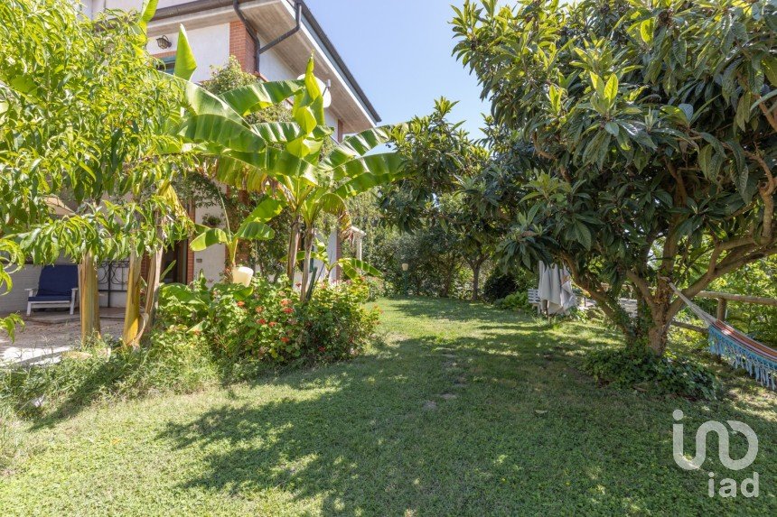 Townhouse 9 rooms of 205 m² in Sirolo (60020)