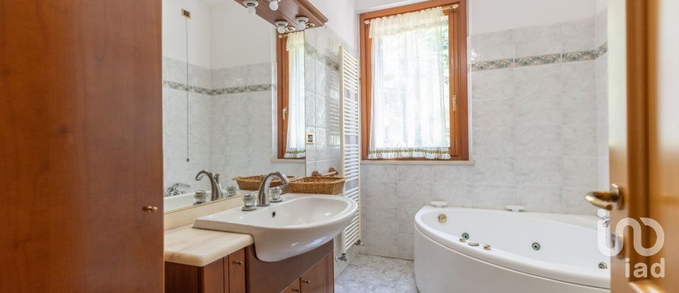 Townhouse 9 rooms of 205 m² in Sirolo (60020)