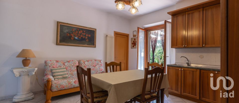 Townhouse 9 rooms of 205 m² in Sirolo (60020)