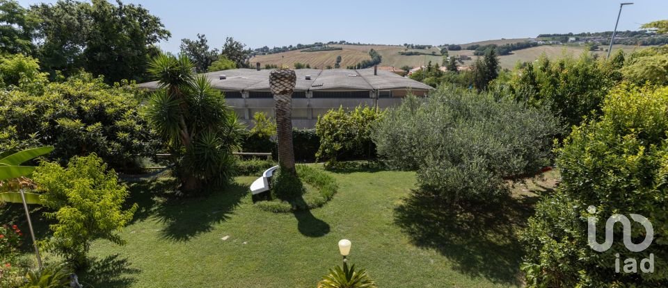 Townhouse 9 rooms of 205 m² in Sirolo (60020)