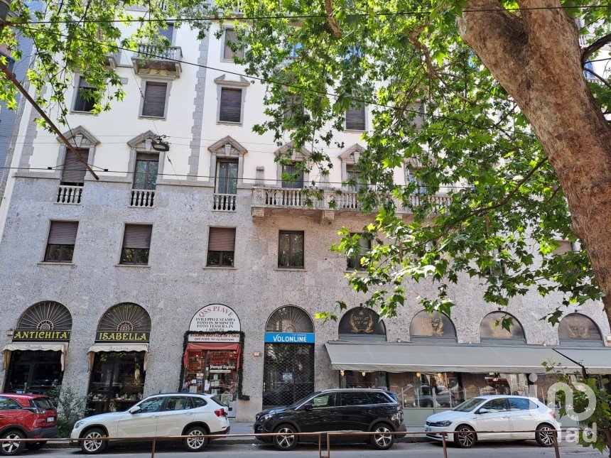 Shop / premises commercial of 244 m² in Milano (20129)