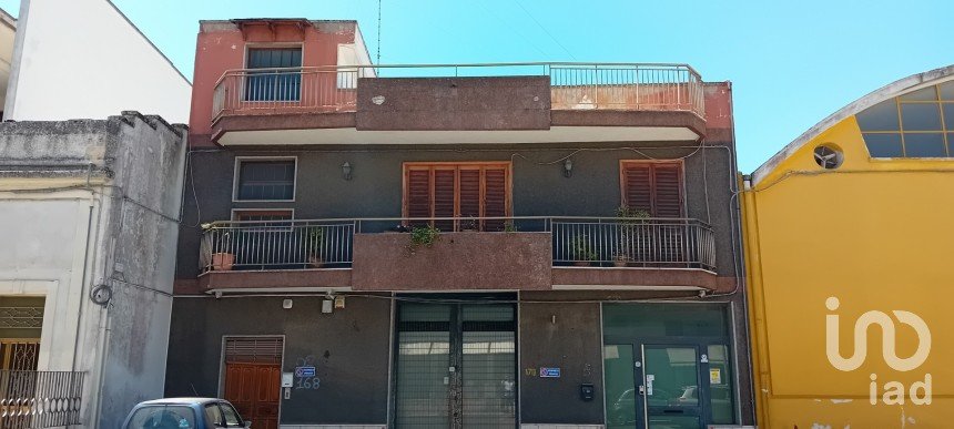 Building 11 rooms of 524 m² in Lecce (73100)
