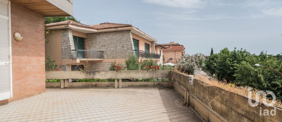 Farm 25 rooms of 1,000 m² in Sezze (04018)