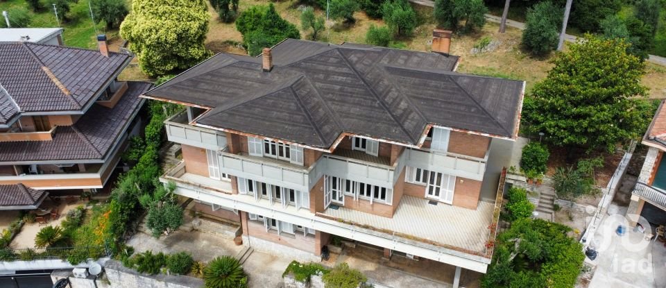 Villa 25 locali di 1.000 m² in Sezze (04018)