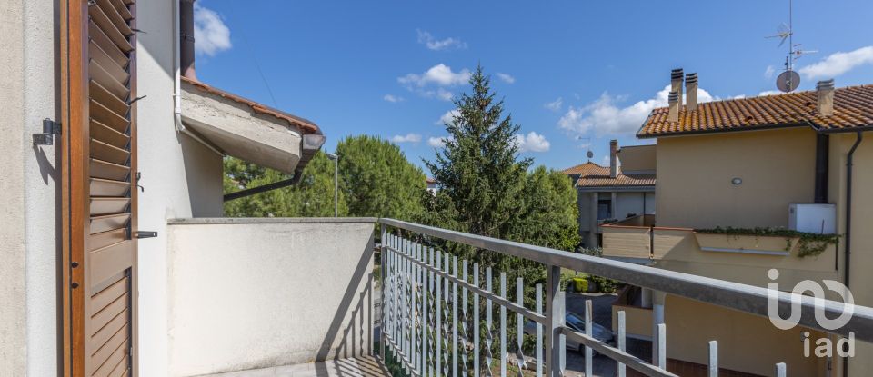 Villa Bifamiliare 6 locali di 220 m² in Osimo (60027)