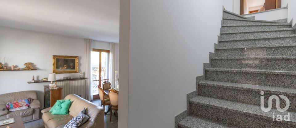 Villa Bifamiliare 6 locali di 220 m² in Osimo (60027)