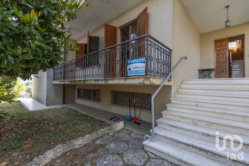 Villa 16 locali di 280 m² in Offagna (60020)