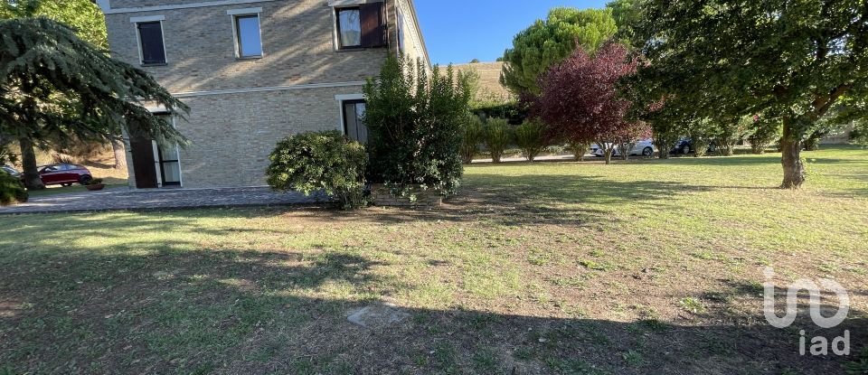 Farm 8 rooms of 250 m² in Monte Urano (63813)