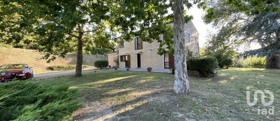 Farm 8 rooms of 250 m² in Monte Urano (63813)