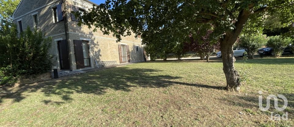 Farm 8 rooms of 250 m² in Monte Urano (63813)