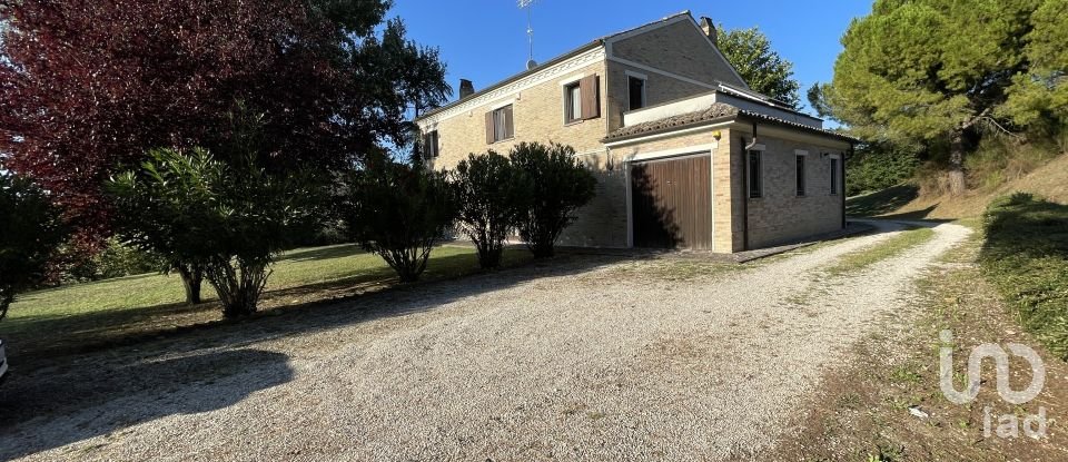 Farm 8 rooms of 250 m² in Monte Urano (63813)