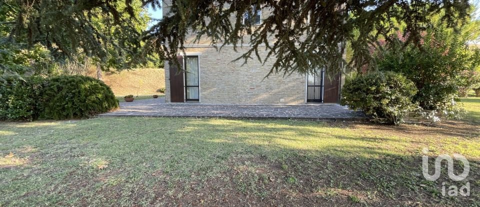 Farm 8 rooms of 250 m² in Monte Urano (63813)