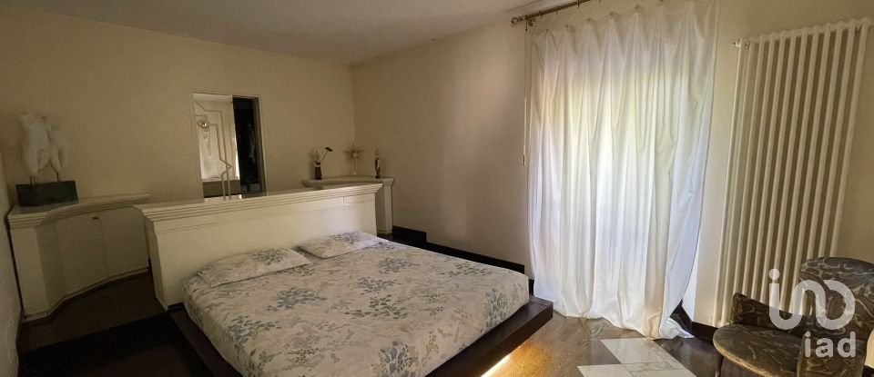 Farm 8 rooms of 250 m² in Monte Urano (63813)