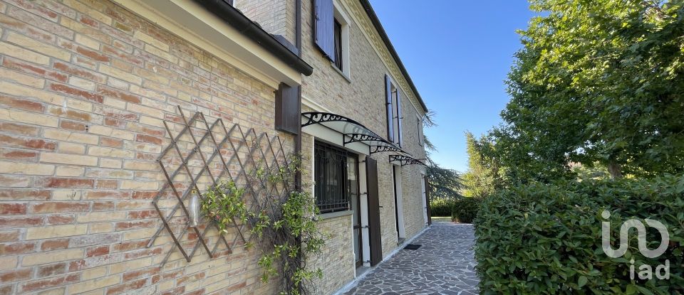 Farm 8 rooms of 250 m² in Monte Urano (63813)