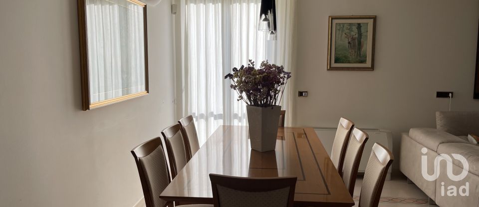 Farm 8 rooms of 250 m² in Monte Urano (63813)