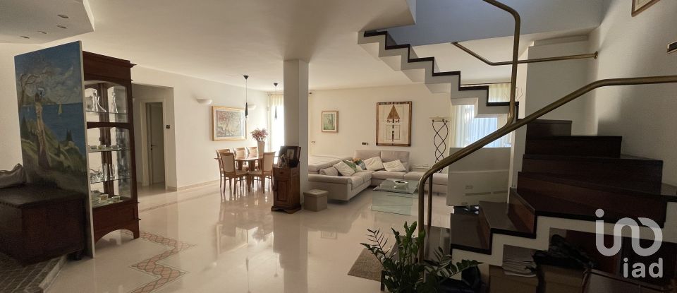 Villa 8 locali di 250 m² in Monte Urano (63813)