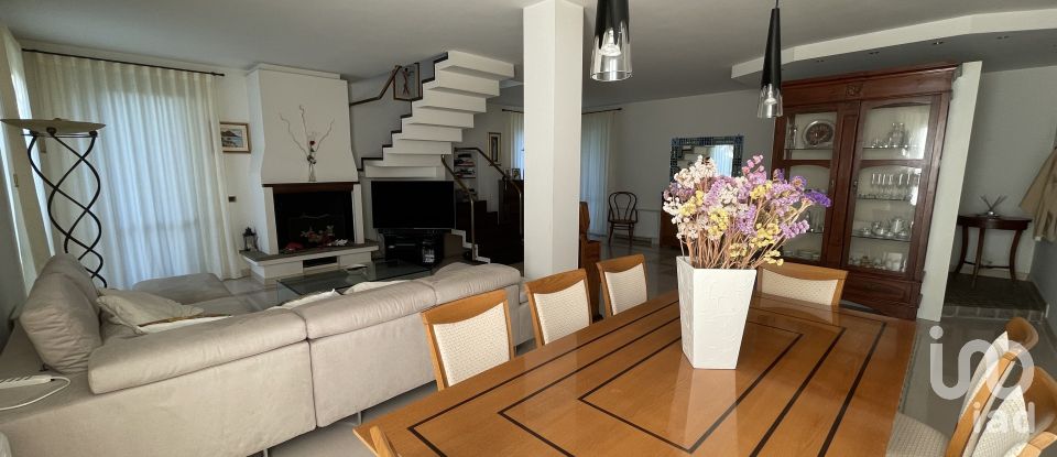 Farm 8 rooms of 250 m² in Monte Urano (63813)