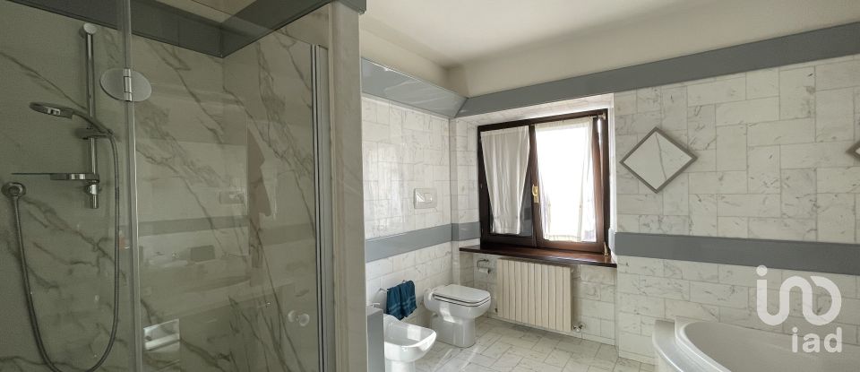 Farm 8 rooms of 250 m² in Monte Urano (63813)