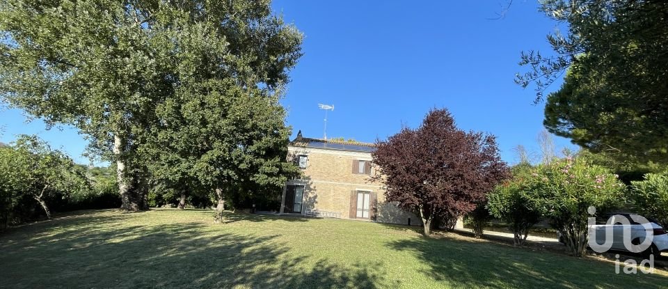Farm 8 rooms of 250 m² in Monte Urano (63813)