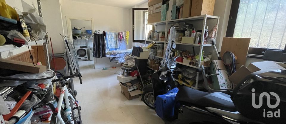 Farm 8 rooms of 250 m² in Monte Urano (63813)