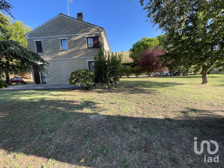 Farm 8 rooms of 250 m² in Monte Urano (63813)