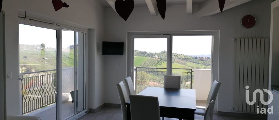 Farm 16 rooms of 545 m² in Città Sant'Angelo (65013)