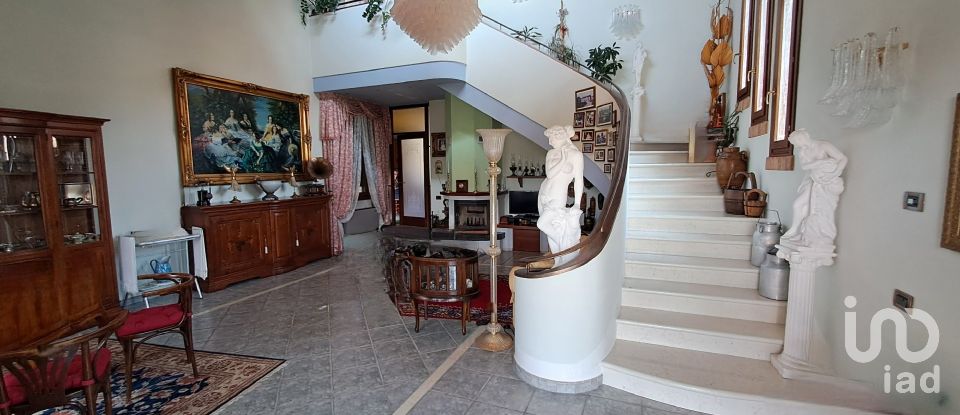 Villa 8 locali di 300 m² in Ceregnano (45010)