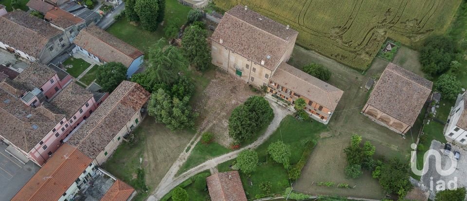 Casa indipendente 13 locali di 1.000 m² in Serravalle a Po (46030)